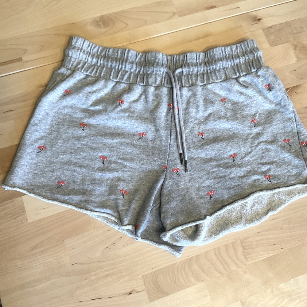 🍒 Betsey Johnson Sweat Shorts, gray w/ cherry print, size M - Picture 1 of 3